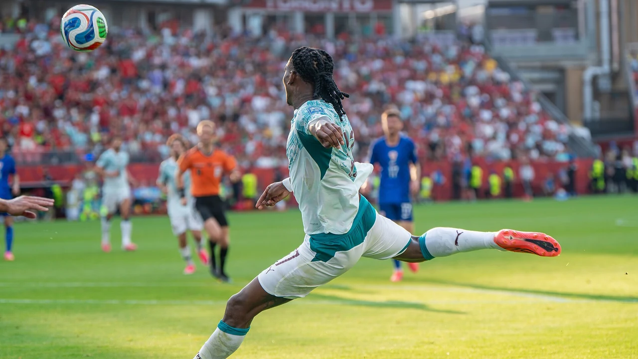 Rafael Leão em remate acrobático à baliza, com a bola no ar, em jogo da Seleção portuguesa