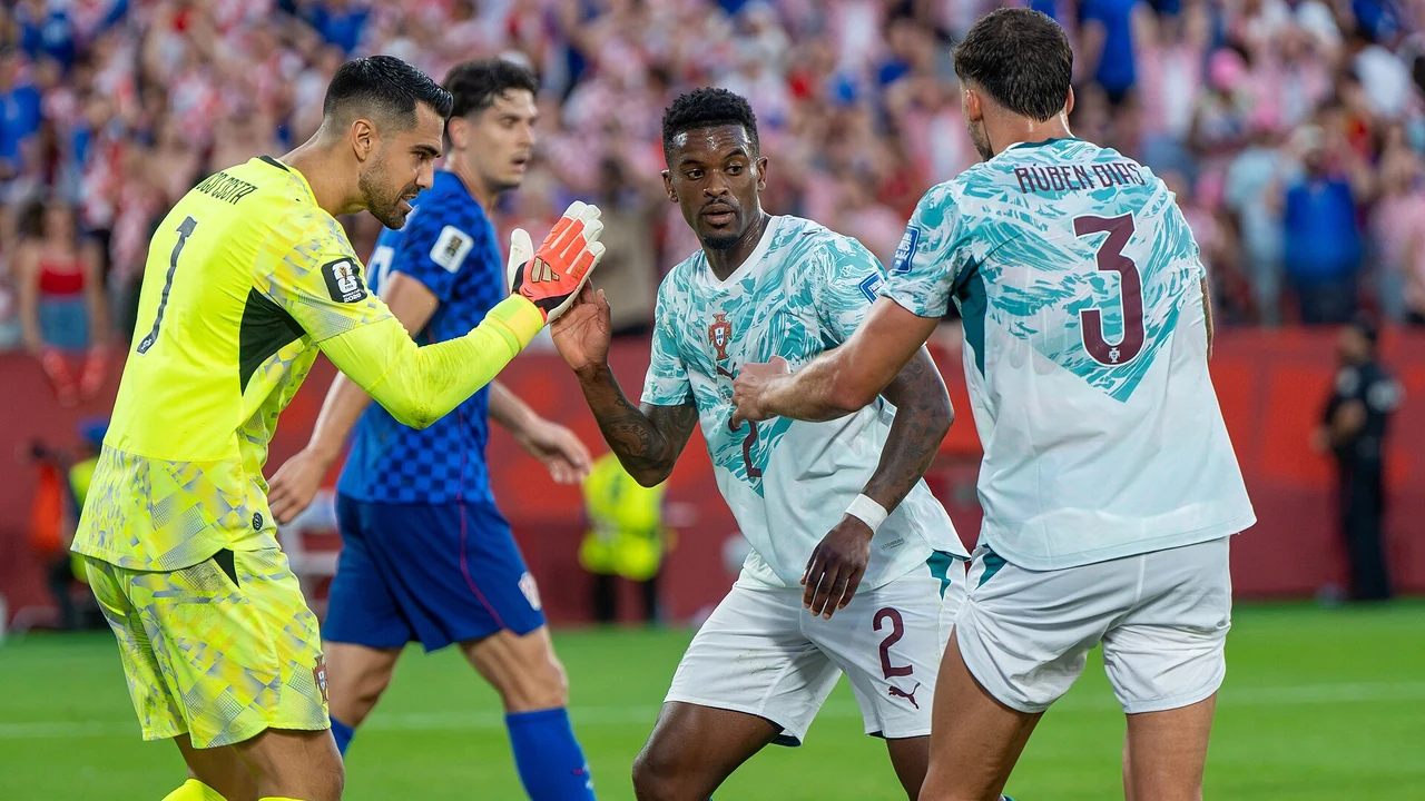 Diogo Costa, guarda-redes da Seleção, ao lado de Rúben Dias e Nélson Semedo antes de um jogo