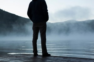 Homem solitário durante a depressão