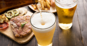 Um muçulmano pode trabalhar para um restaurante que serve carne de porco e álcool?