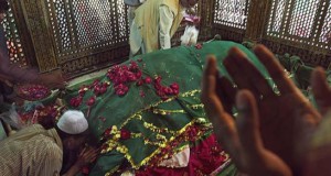 É verdade que os Sufis adoram os mortos suplicando a eles?