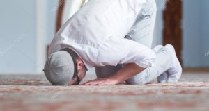 Qual a posição das quatro escolas sobre homens rezarem com a cabeça coberta?