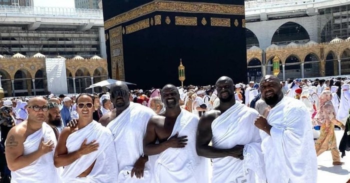 Akon viaja para Meca e participa da Peregrinação Islâmica