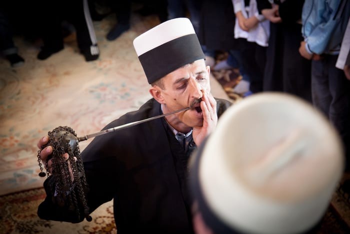 De onde vem a “pratica sufi” de se furar? – Sheykh Gibiril Fouad al-Haddad