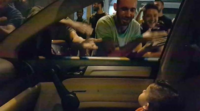 Manifestantes no Líbano Cantam “Baby Shark” Para Bebê