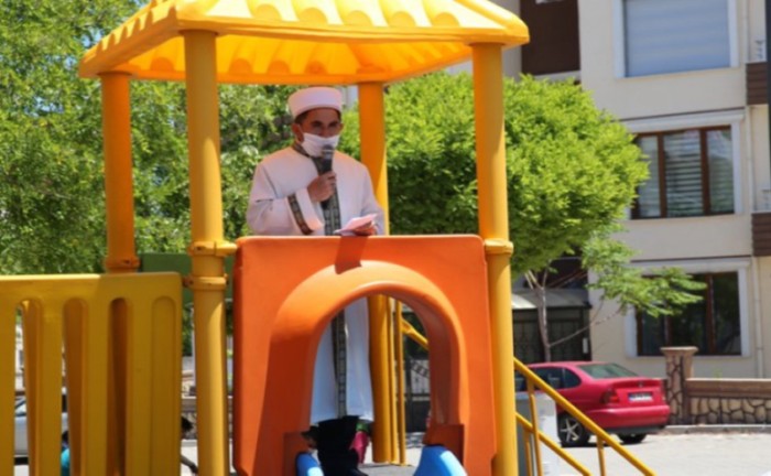 Orando no parquinho: Mesquita toma medida inusitada contra a COVID-19