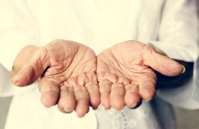 Se Allah não está no céu, por que levantamos nossas mãos para o céu durante nossas Súplicas?
