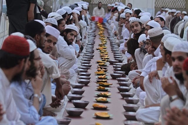 Se o Profeta estivesse entre nós hoje, ele ainda comeria no chão e sem talheres? – Shaykh Faraz Rabbani