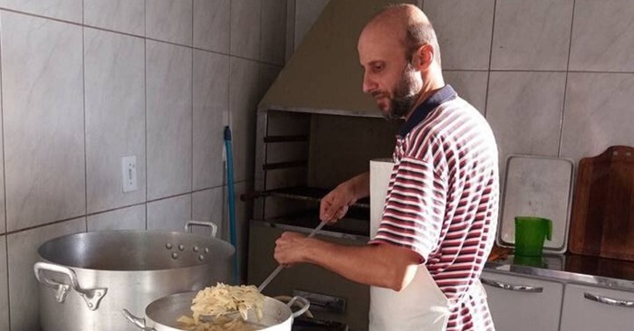 Líder Religioso Islâmico oferece Almoço Gratuito aos Necessitados