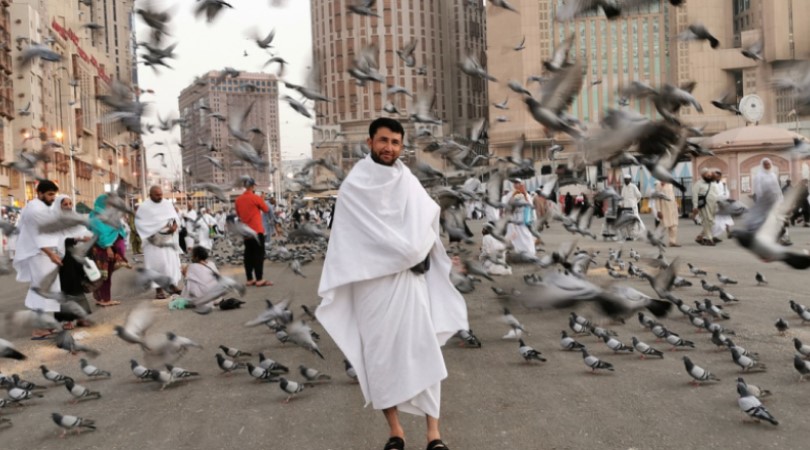 Peregrino com trajes em Meca (Foto: Pixabay)