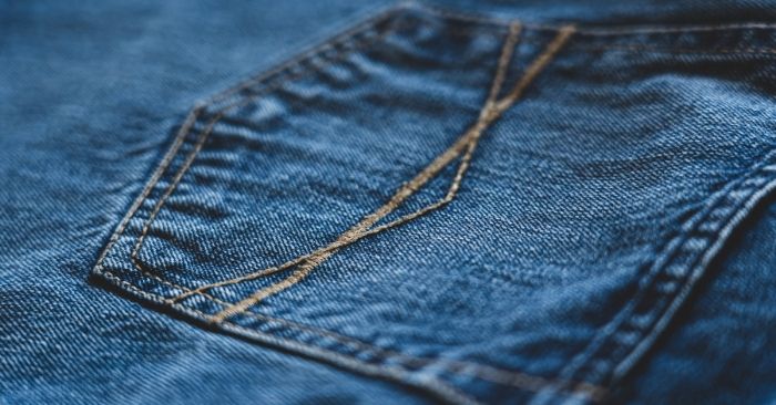 É permitido uma muçulmana usar jeans e roupas apertadas em casa?