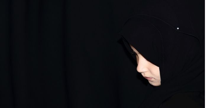 Meus pais não gostam que eu use hijab. Devo tirá-lo?