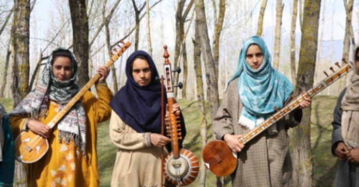 Jovens muçulmanas resgatam estilo de música Sufi na Caxemira