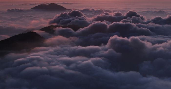 Um Muçulmano pode acreditar que Allah está literalmente no céu?